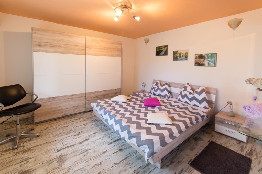 Apartment Stipe Solin